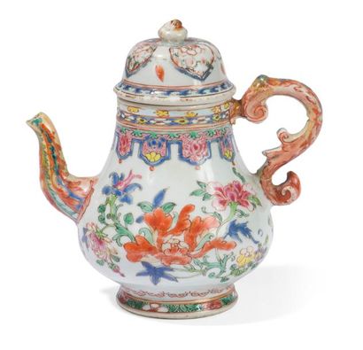 null Théière couverte en porcelaine Famille Rose

Chine, XVIIIème siècle

La panse...