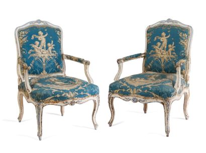 null Paire de larges fauteuils à dossier plat en bois peint et rechampi bleu de forme...