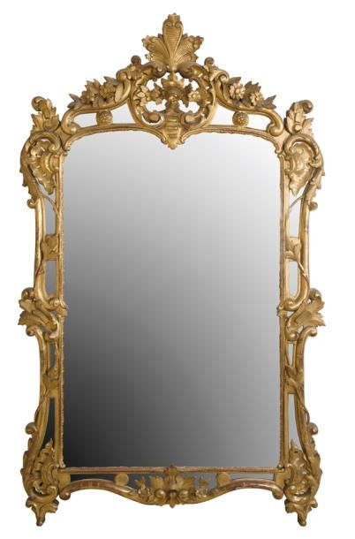 null Grand miroir en bois doré à décor ajouré de rinceaux de feuillages, rocailles...