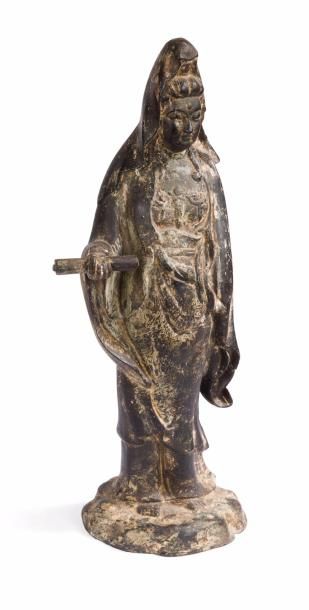 null Statuette de Guanyin en fonte de fer

Chine, XVIIème siècle

Représentée debout,...