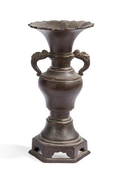 null Vase en bronze

Chine, XVIIe siècle

De forme balustre, reposant sur un pied...