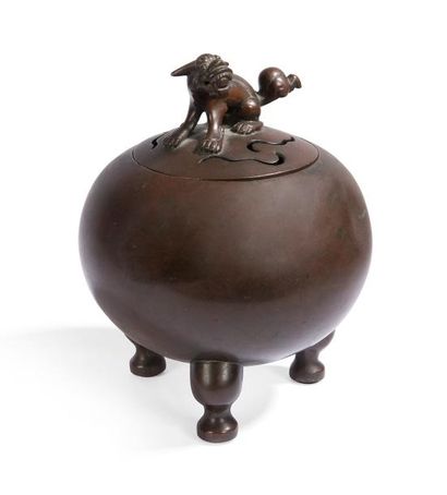 null Brûle parfum en bronze tripode couvert

Chine, XIXème siècle

La panse sphérique...