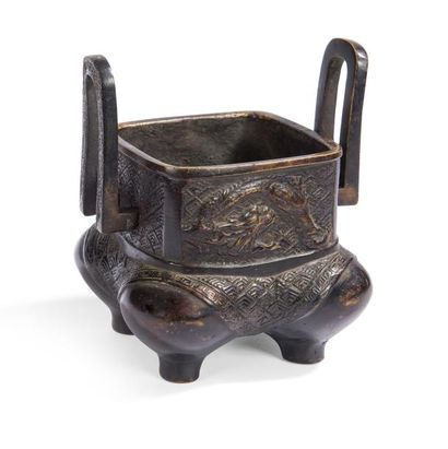 null Brûle parfum tétrapode en bronze

Chine, XIXe siècle

Reposant sur quatre pieds...