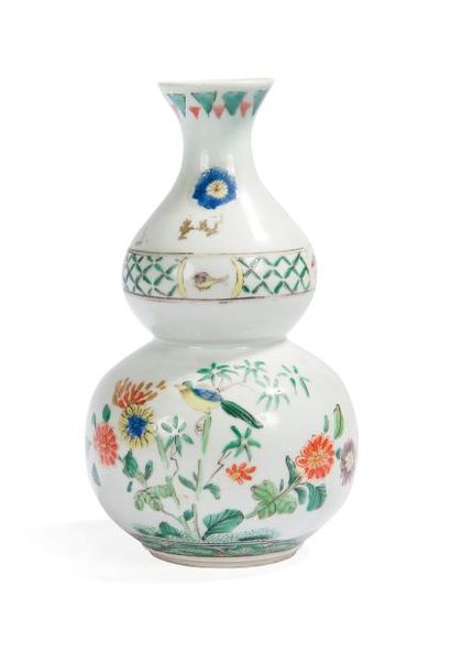 null Vase en porcelaine polychrome

Chine, XXe siècle 

Double gourde, le col évasé,...