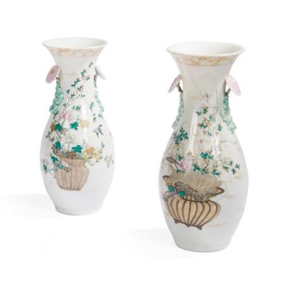 null Paire de vases en porcelaine polychrome

Chine, XXe siècle 

De forme balustre,...