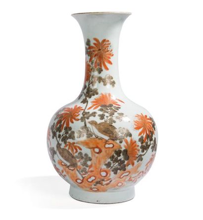 null Vase en porcelaine polychrome

Chine, XVIIIe siècle 

De forme balustre, la...
