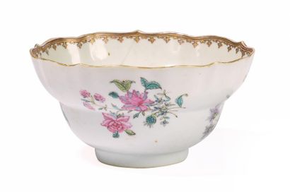 null Bol en porcelaine Famille Rose 

Chine, XVIIIème siècle 

Le bol polylobé à...