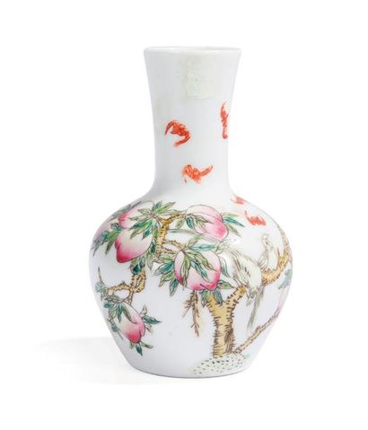 null Petit vase en porcelaine famille rose

Chine

La panse globulaire à décor de...