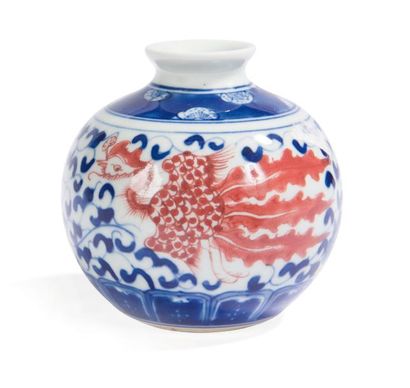 null Vase en porcelaine bleu blanc et rouge de cuivre

Chine

La panse globulaire...
