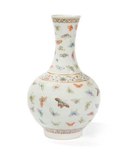 null Vase en porcelaine de forme pansue à col évasé à décor polychrome de papillons...