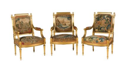 null Suite de six fauteuils et un canapé en bois doré, dossier plat, cintré à colonnes...