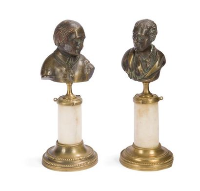 null Paire de bustes en bronze de Voltaire et Rousseau, socle en marbre blanc et...
