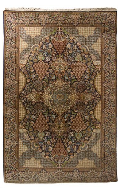 null Tapis de prière en laine à fond rose

Iran

148 x 107 cm