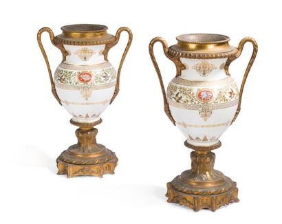 null Paire de vases de forme balustre en porcelaine à décor doré et polychrome de...