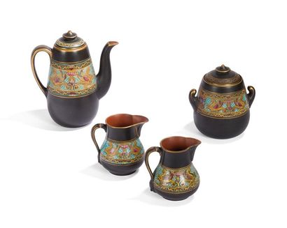null Partie de service à thé en céramique à décor peint de sphinges comprenant deux...