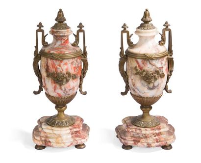 null Paire de vases montés en marbre veiné rouge dans le goût du XVIIIe siècle.

Fin...