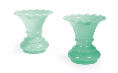 null Paire de vases en opaline verte à bords mouvementées

Fin XIXème siècle

H....