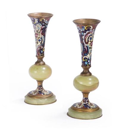 null Paire de petits vases en bronze et onyx décor en cloisonné de fleurs, 

XIXème...
