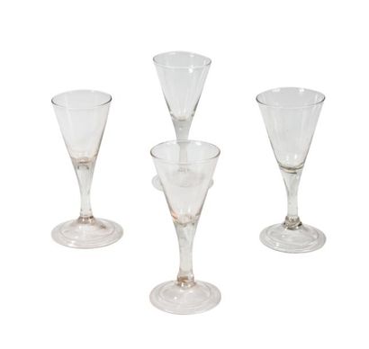 null Suite de six verres à pied en verre souflé

XVIIIème siècle

H. : 14, 5 cm