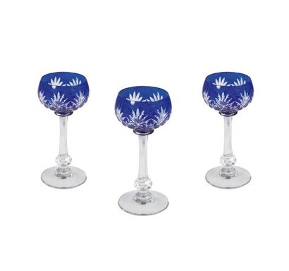 null SAINT LOUIS

Suite de onze verres en cristal taillé et teinté bleu

H. : 8 ...