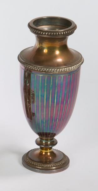 null Un vase en argent Minerve 950/1000ème il repose sur un piédouche orné d’une...
