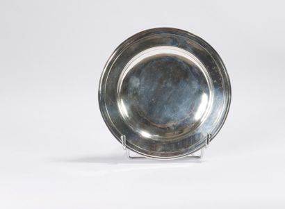 null Une assiette ronde en métal argenté à décor d’un filet.