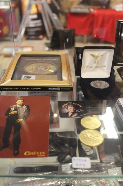 null Objets de vitrine

Dans un coffret ½ dollar doré ; 2 médailles Musée Grévin...