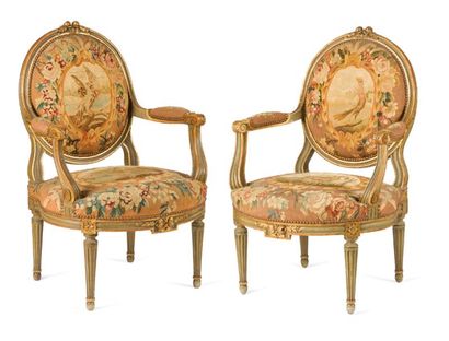 null Paire de fauteuils à dossier plat en médaillon, en bois peint et doré, recouverts...