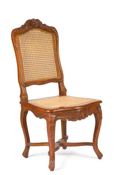 null Suite de six chaises en hêtre teinté décor de coquilles et feuillages, reposant...