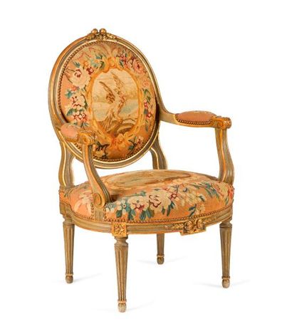null Paire de fauteuils à dossier plat en médaillon, en bois peint et doré, recouverts...
