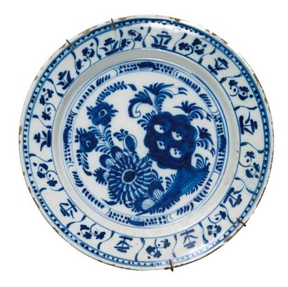 null Plat rond en faïence de Delft du XVIIIème siècle à décor en camaïeu bleu de...