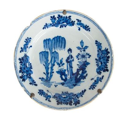 null Plat rond en faïence de Delft du XVIIIème siècle à décor en camaïeu bleu au...