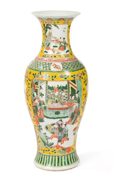 null Vase en porcelaine polychrome De forme balustre à décor de cartouches Famille...