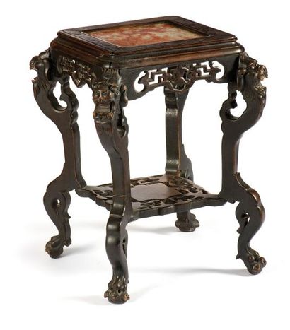 null Petite table en bois gravé et sculpté à décor ajouré à décor de chimères et...
