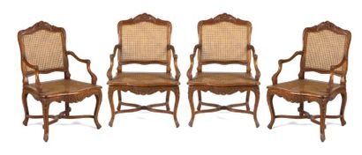 null Quatre fauteuils cannés en hêtre teinté, à décor de cartouche et feuillages,...