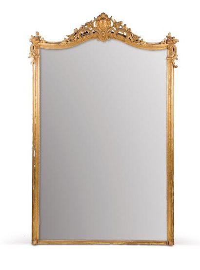 null Miroir en bois doré à décor ajouré de feuillages et cartouche.Style Louis XV.H...