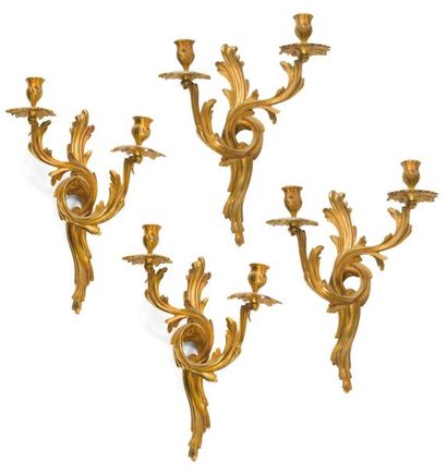 null Suite de quatre appliques en bronze doré à deux branches et décor de feuillages...