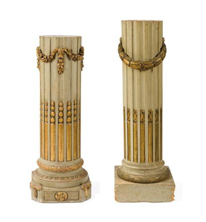 null Deux colonnes en bois peint et doré, à décor de guirlandes, cannelures et asperges.Style...