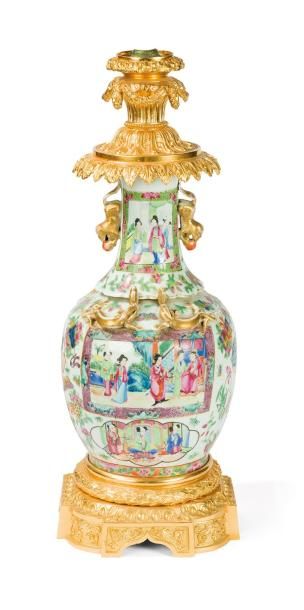 null Vase en porcelaine de Chine (Canton) famille rose à décor de scènes de palais...