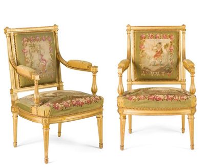 null Paire de fauteuils en bois doré à dossier plat et colonnes détachées, à décor...