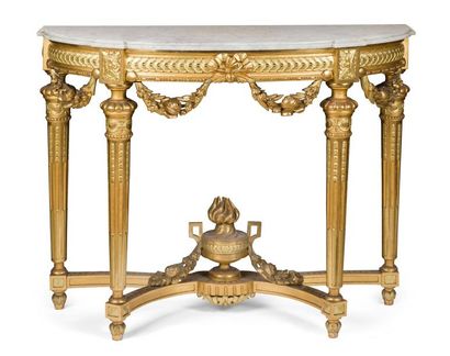 null Table console de forme demi-lune en bois doré à décor de piastres et guirlandes,...