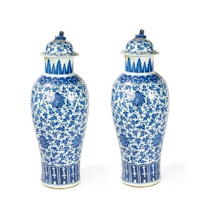 null Paire de vases couverts en porcelaine bleu blancDe forme balustre, à décor de...