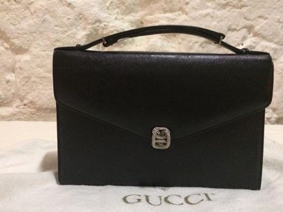 null Gucci - Circa 1960Sac noir en cuir, fermoir en métal argenté, porté main, avec...