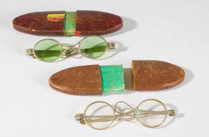 null Deux paires de lunettes, montures en argent 1809-1819, dans leurs étuis en papier...