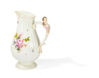 null Aiguière en porcelaine de Meissen du XVIIIème siècle vers 1755 à décor polychrome...