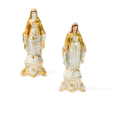 null Deux statuettes de Vierge en porcelaine debout sur une base portant le monogramme...