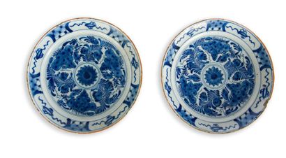 null Deux assiettes en faïence de vase du XVIIIème siècle à décor en camaïeu bleu...