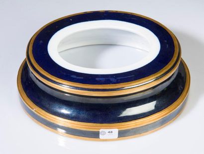null Socle ovale en porcelaine de la fin du XVIIIème siècle à fond bleu et orLong....