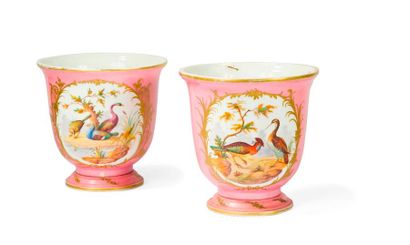 null Paire de cache-pots en porcelaine dans le style de Sèvres à décor polychrome...