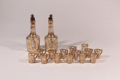 null Service à liqueur en verre décor à rehauts d'or, comprenant : deux petites carafes...